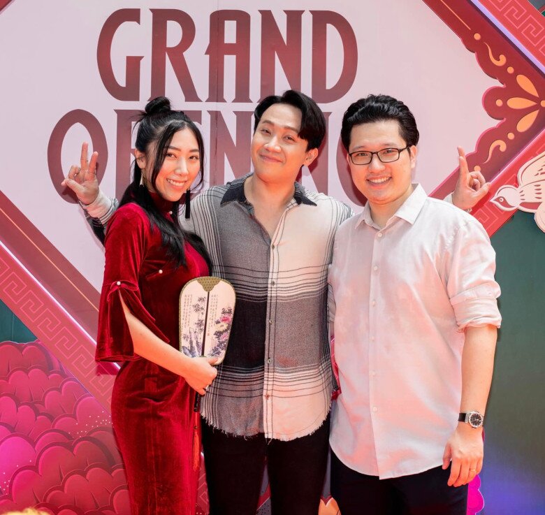 Trấn Thành chụp ảnh cùng vợ chồng Huỳnh Mi.