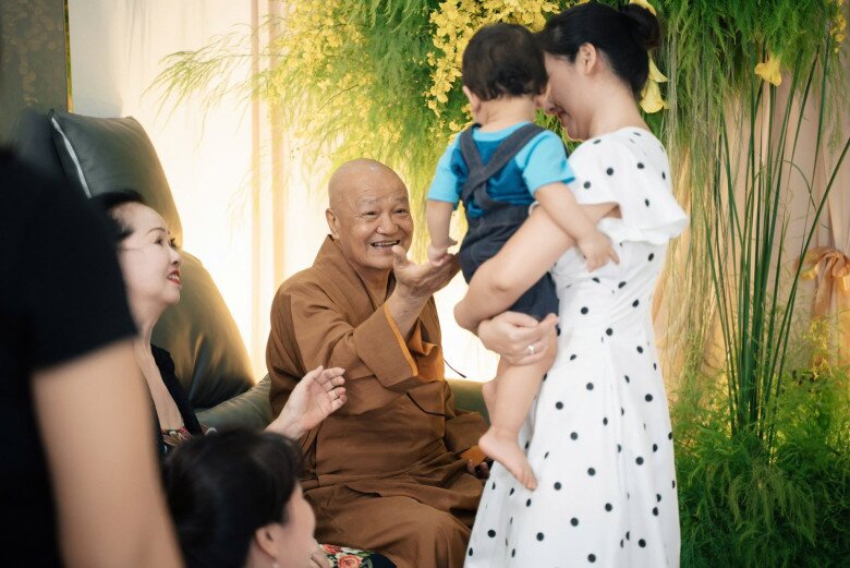 Phản ứng của chồng Võ Hạ Trâm khi con lai Ấn không chọn vàng tiền, chỉ lấy tràng hạt từ ông ngoại xuất gia trong tiệc thôi nôi 5 Bố ruột của Võ Hạ Trâm đã xuất gia và thường về thăm gia đình vào dịp đặc biệt.