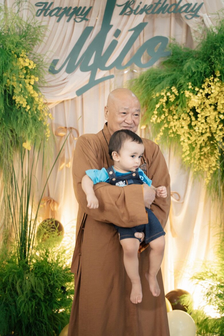 Phản ứng của chồng Võ Hạ Trâm khi con lai Ấn không chọn vàng tiền, chỉ lấy tràng hạt từ ông ngoại xuất gia trong tiệc thôi nôi 4 Cậu nhóc Milo ngoan ngoãn khi được ông ngoại bế ẵm.