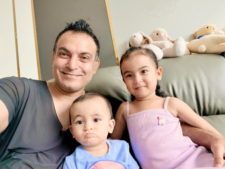 Phản ứng của chồng Võ Hạ Trâm khi con lai Ấn không chọn vàng tiền, chỉ lấy tràng hạt từ ông ngoại xuất gia trong tiệc thôi nôi 7 2 bé Moon và Milo đều có ngoại hình đậm nét Ấn Độ, là bản sao của bố.