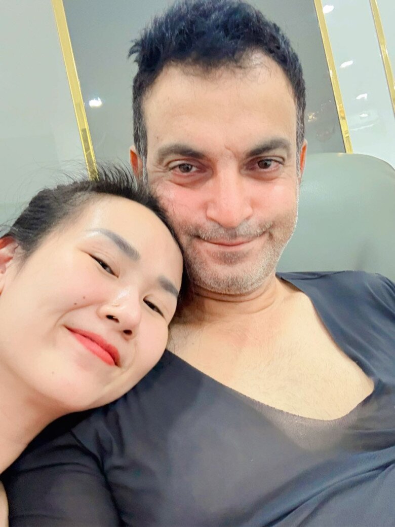 Phản ứng của chồng Võ Hạ Trâm khi con lai Ấn không chọn vàng tiền, chỉ lấy tràng hạt từ ông ngoại xuất gia trong tiệc thôi nôi 10 Võ Hạ Trâm có cuộc hôn nhân viên mãn bên ông xã doanh nhân.