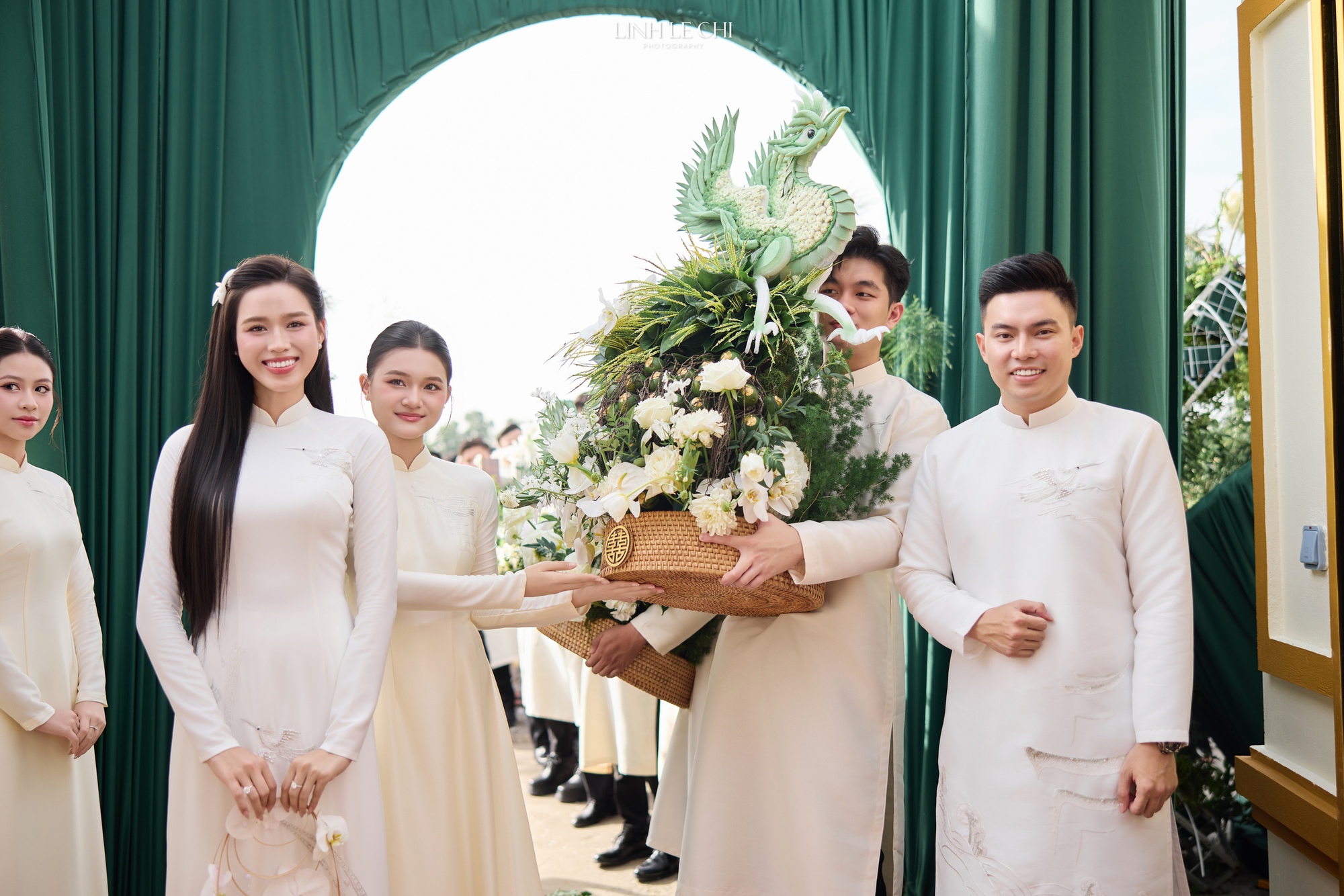 Hoa hậu Đỗ Hà khóc nức nở khi nghe bố chồng chủ tịch nói điều này trong đám cưới- Ảnh 4. Hoa hậu Đỗ Hà khóc nức nở khi nghe bố chồng chủ tịch nói điều này trong đám cưới- Ảnh 4.