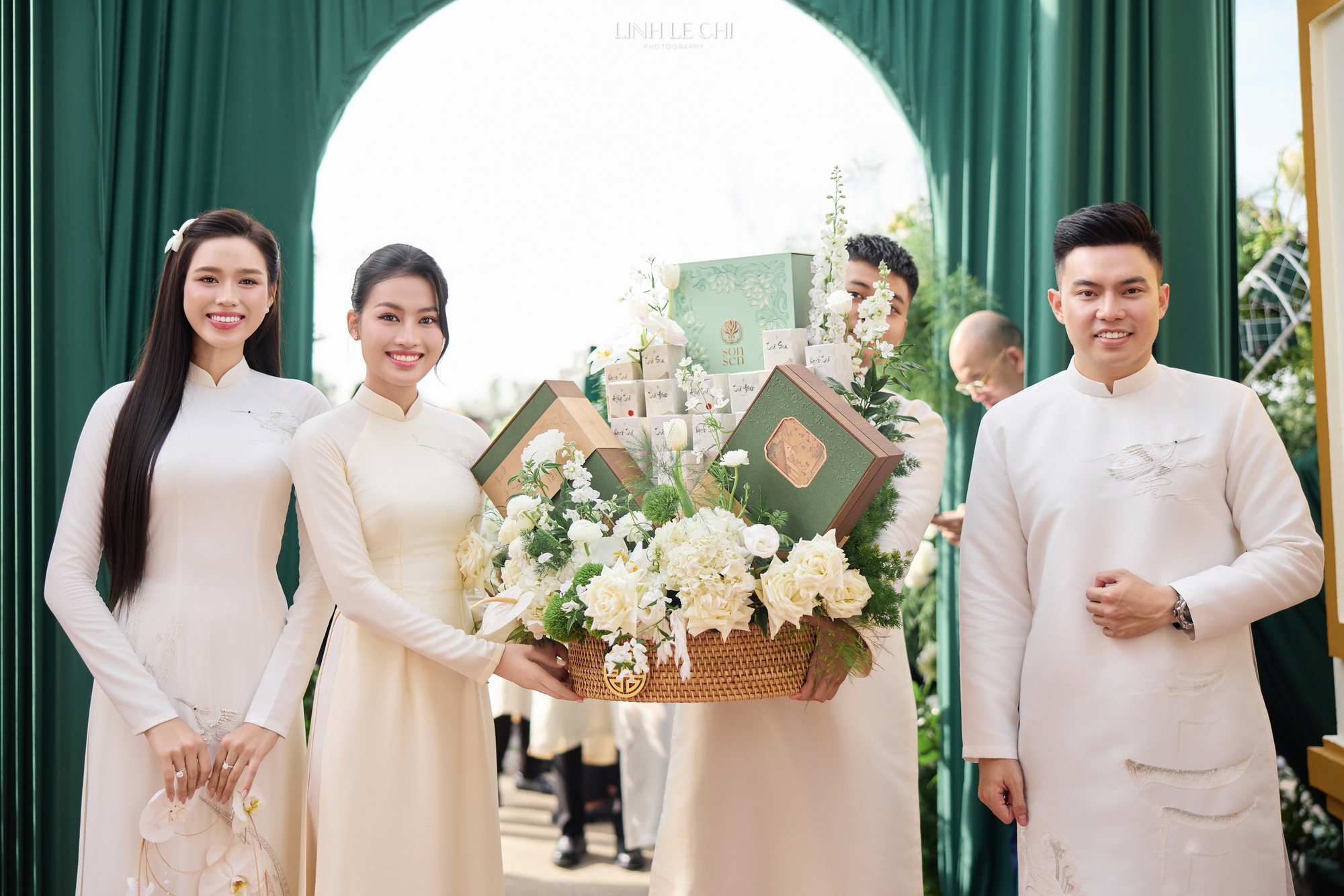 Hoa hậu Đỗ Hà khóc nức nở khi nghe bố chồng chủ tịch nói điều này trong đám cưới- Ảnh 6. Hoa hậu Đỗ Hà khóc nức nở khi nghe bố chồng chủ tịch nói điều này trong đám cưới- Ảnh 6.