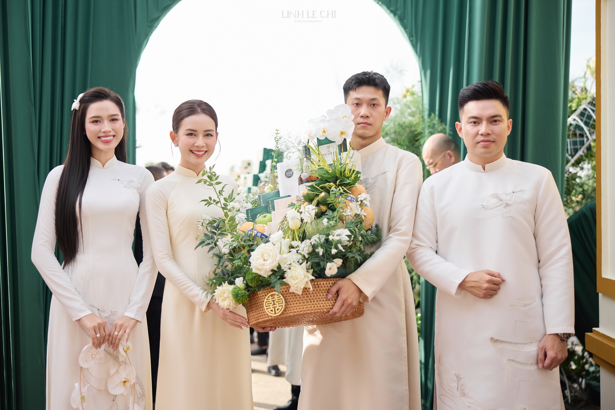 Hoa hậu Đỗ Hà khóc nức nở khi nghe bố chồng chủ tịch nói điều này trong đám cưới- Ảnh 7. Hoa hậu Đỗ Hà khóc nức nở khi nghe bố chồng chủ tịch nói điều này trong đám cưới- Ảnh 7.