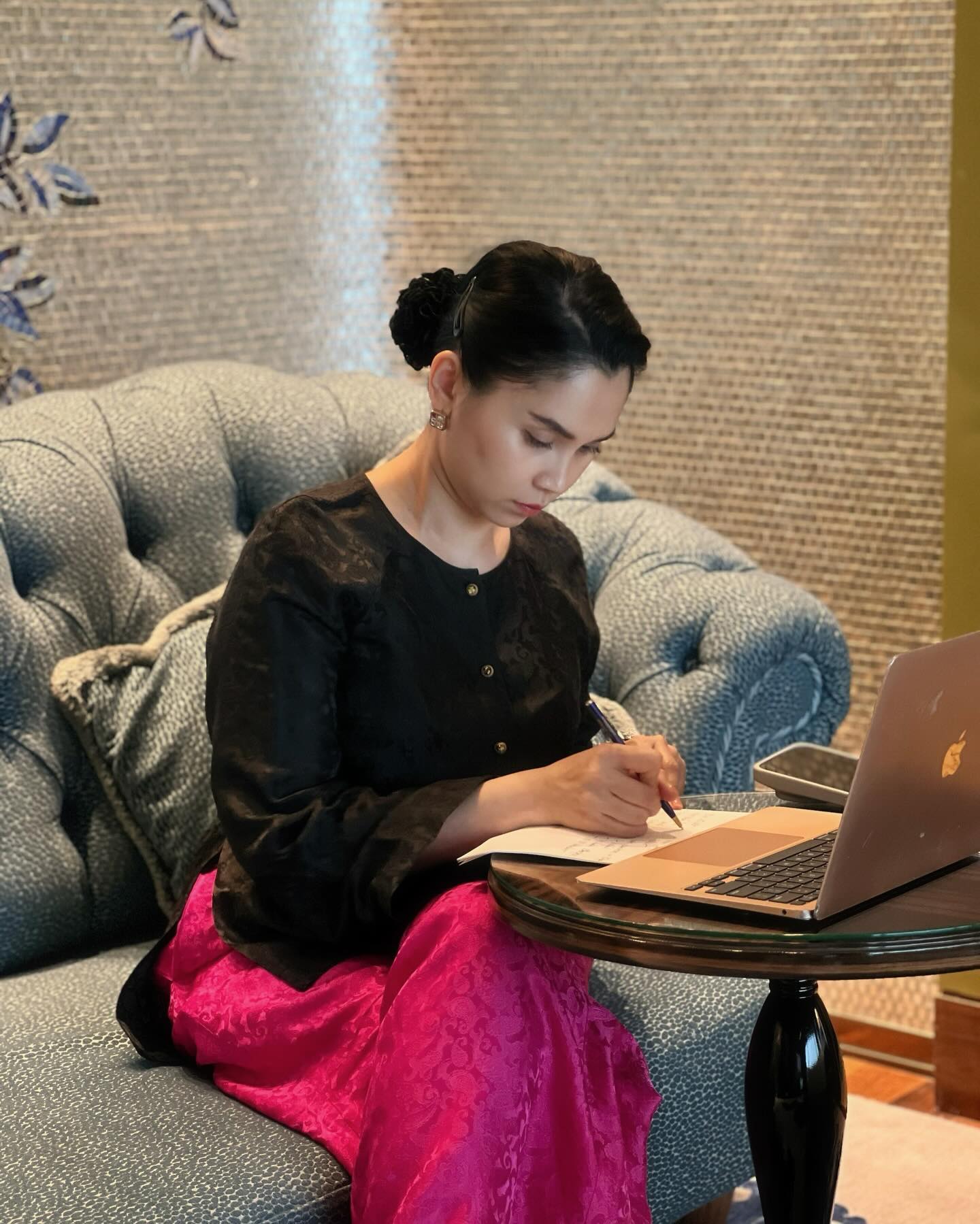 “Điệu” ở tuổi 40: Bí quyết giữ năng lượng và nhan sắc của nữ CEO Linh Đặng - "chị bán gạo nổi nhất MXH" 3 1760635530 893 Dieu o tuoi 40 Bi quyet giu nang luong va