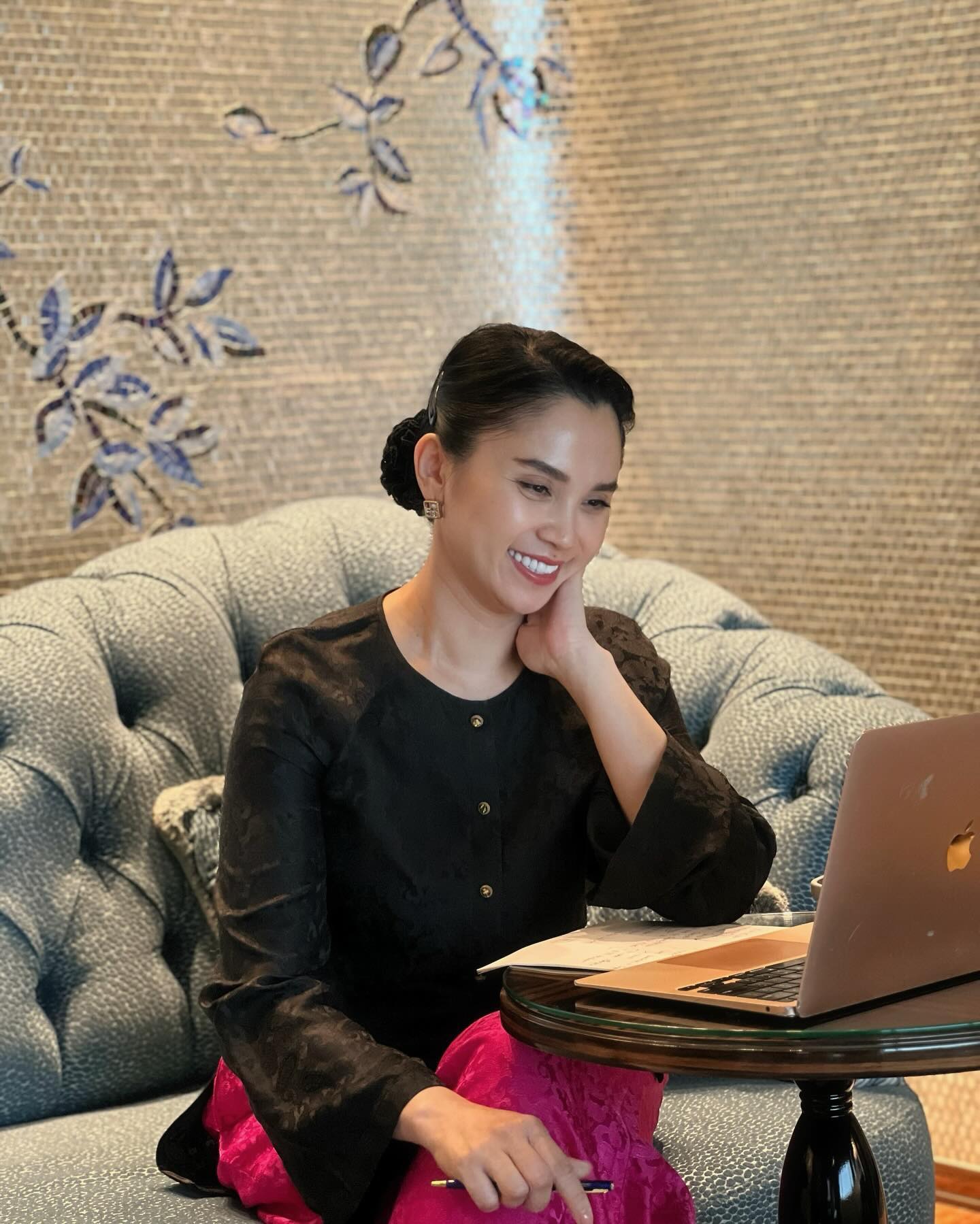 “Điệu” ở tuổi 40: Bí quyết giữ năng lượng và nhan sắc của nữ CEO Linh Đặng - "chị bán gạo nổi nhất MXH" 4 1760635531 352 Dieu o tuoi 40 Bi quyet giu nang luong va