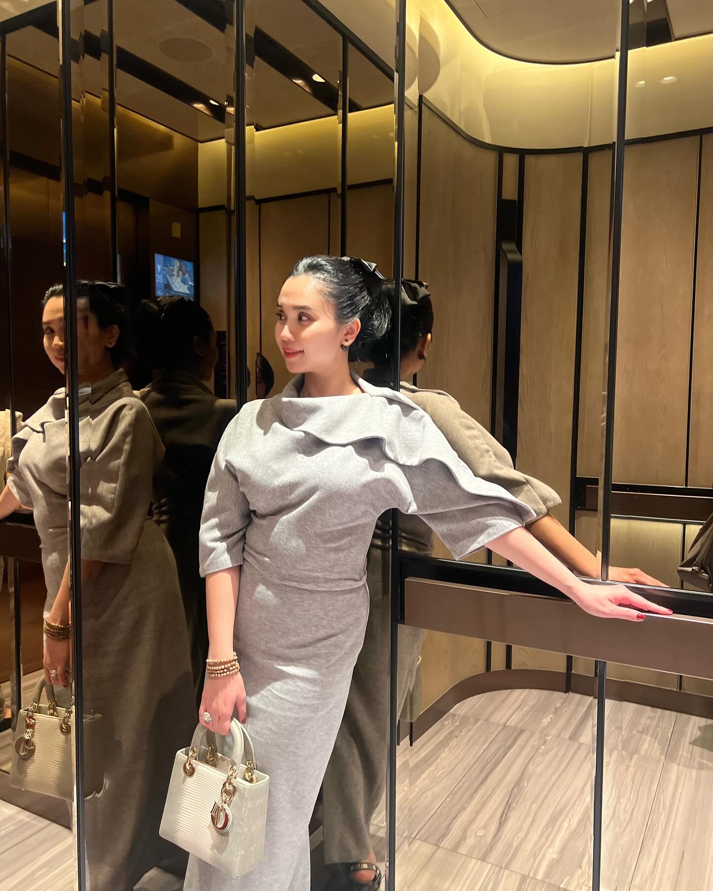 “Điệu” ở tuổi 40: Bí quyết giữ năng lượng và nhan sắc của nữ CEO Linh Đặng - "chị bán gạo nổi nhất MXH" 13 1760635538 226 Dieu o tuoi 40 Bi quyet giu nang luong va