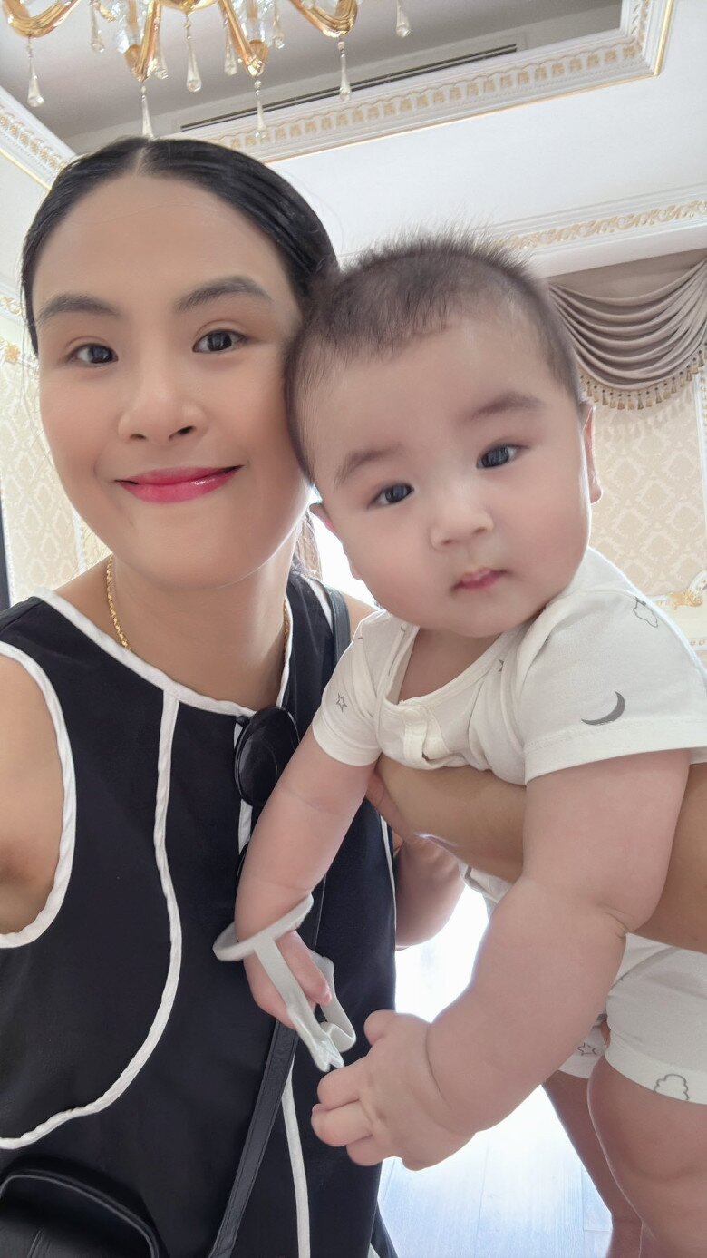 MC Mai Ngọc bế con trai về thăm ông bà nội ở Bắc Ninh, bên trong biệt thự nhà chồng lung linh như lâu đài 2 Hoa hậu Ngọc Hân bế bồng bé Panda - con trai Mai Ngọc.