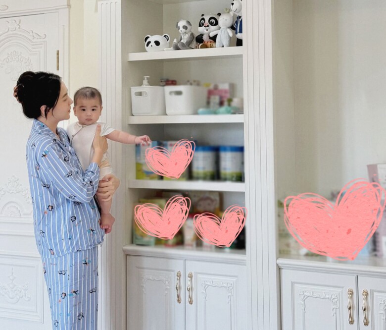 MC Mai Ngọc bế con trai về thăm ông bà nội ở Bắc Ninh, bên trong biệt thự nhà chồng lung linh như lâu đài 4 Nữ MC có phòng riêng, thoải mái bày trí đồ dùng cá nhân.