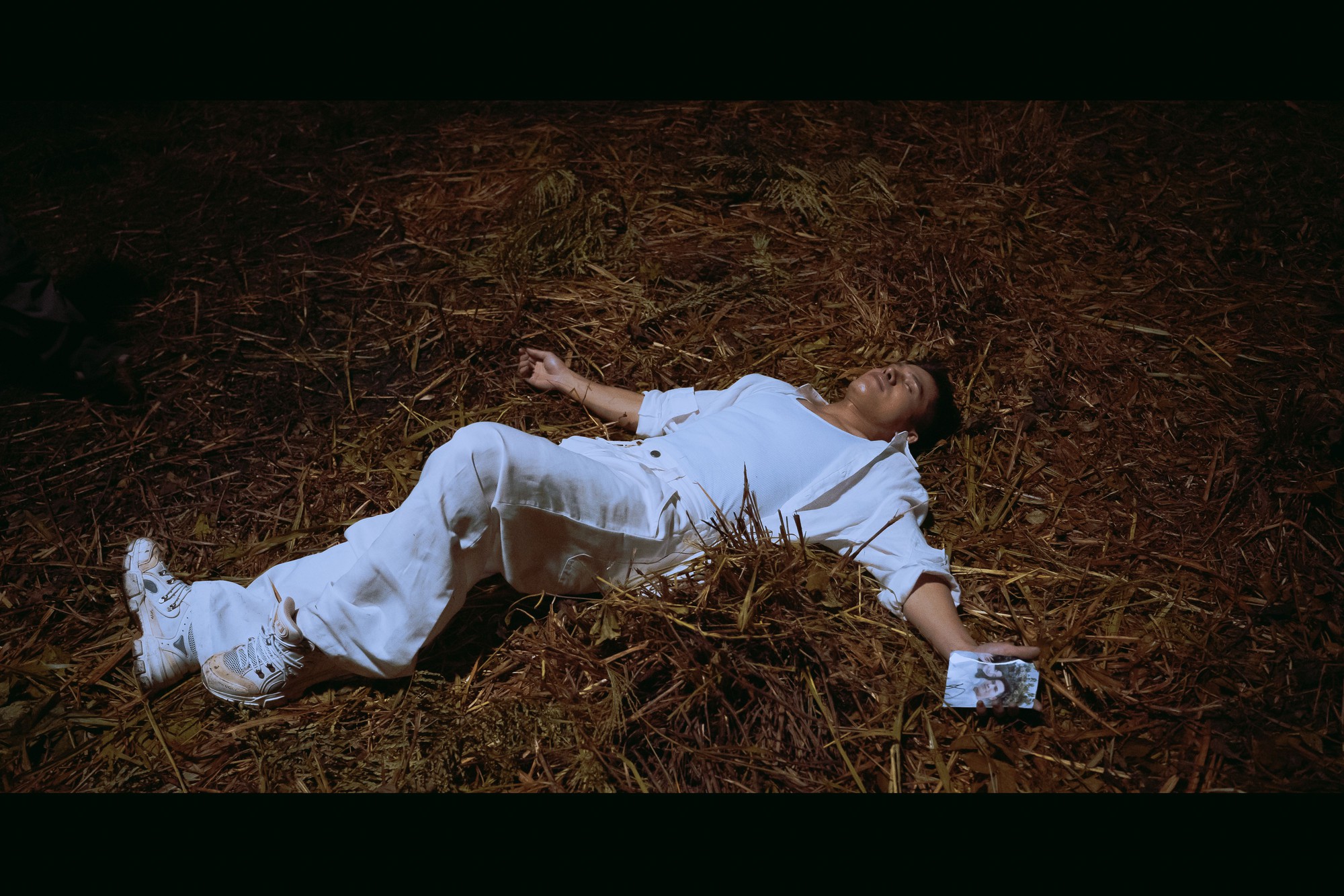 Quốc Thiên kể chuyện tình dang dở bằng tiếng hát trầm buồn - Ảnh 3.