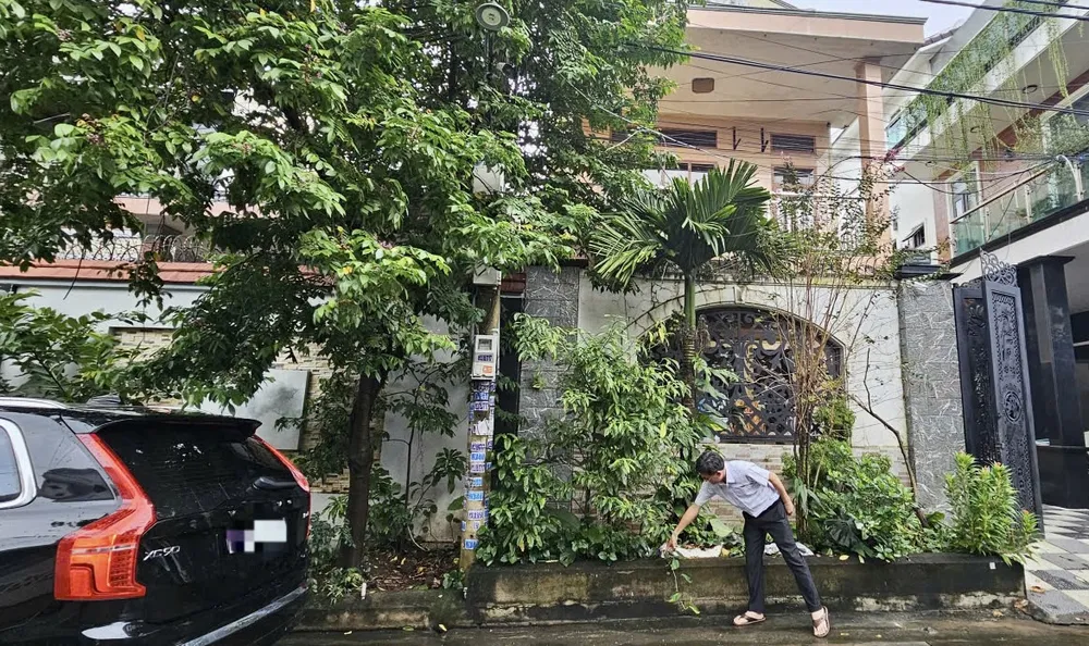 Ông L chỉ mốc giới bị nhà hàng xóm xây lấn sang chiều ngang 1,4m, chiều dài chạy dọc thửa đất dài 16m. Ảnh: VŨ HỘI Ông L chỉ mốc giới bị nhà hàng xóm xây lấn sang chiều ngang 1,4m, chiều dài chạy dọc thửa đất dài 16m. Ảnh: VŨ HỘI