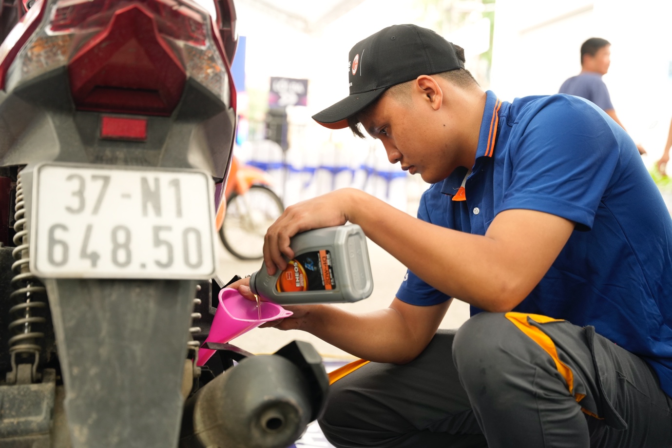 ENEOS đồng hành cùng sinh viên Đại học Vinh chăm sóc xe máy sau mưa bão- Ảnh 4.