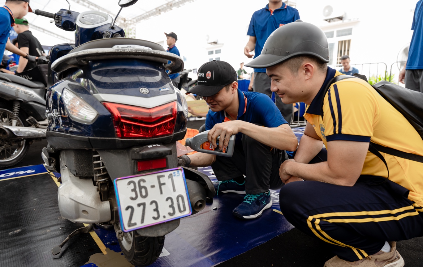 ENEOS đồng hành cùng sinh viên Đại học Vinh chăm sóc xe máy sau mưa bão- Ảnh 3.
