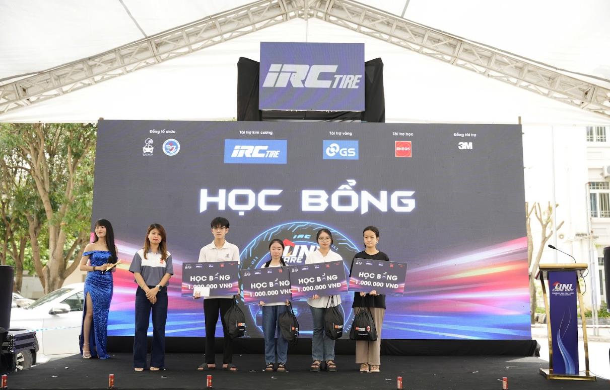 ENEOS đồng hành cùng sinh viên Đại học Vinh chăm sóc xe máy sau mưa bão- Ảnh 5.