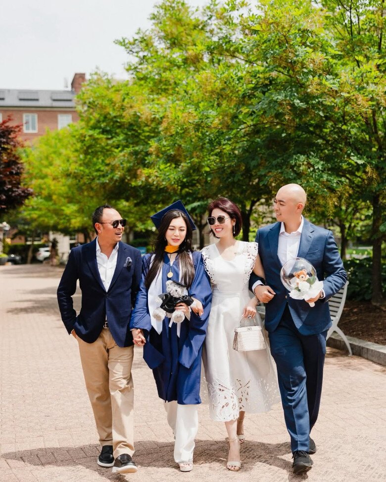 Ái nữ Nguyễn Khánh Linh (21 tuổi) là con gái ông Nguyễn Hoàng Tuấn, Chủ tịch HĐQT Sơn Kim Group – tập đoàn đa ngành có tiếng tại Việt Nam với hàng loạt thành tựu trong lĩnh vực bất động sản, truyền thông và bán lẻ.