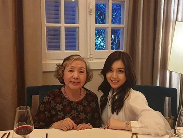 Khánh Linh bên cạnh bà nội Nguyễn Thị Sơn - người sáng lập tập đoàn.