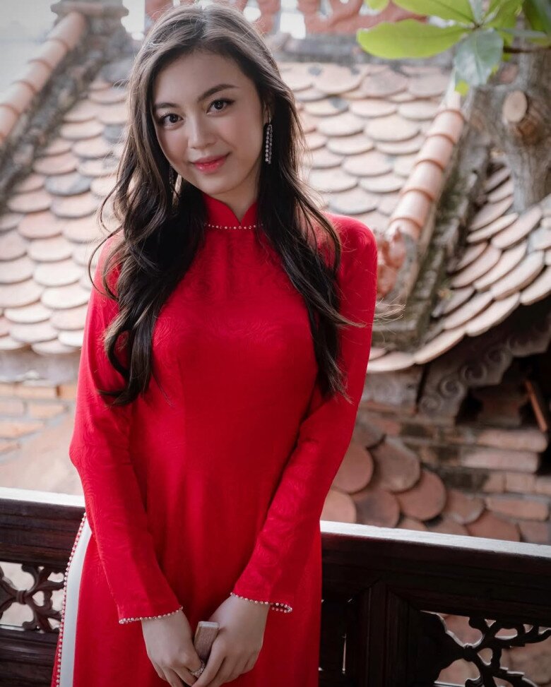 Nét đẹp dịu dàng của Khánh Linh trong tà áo dài.