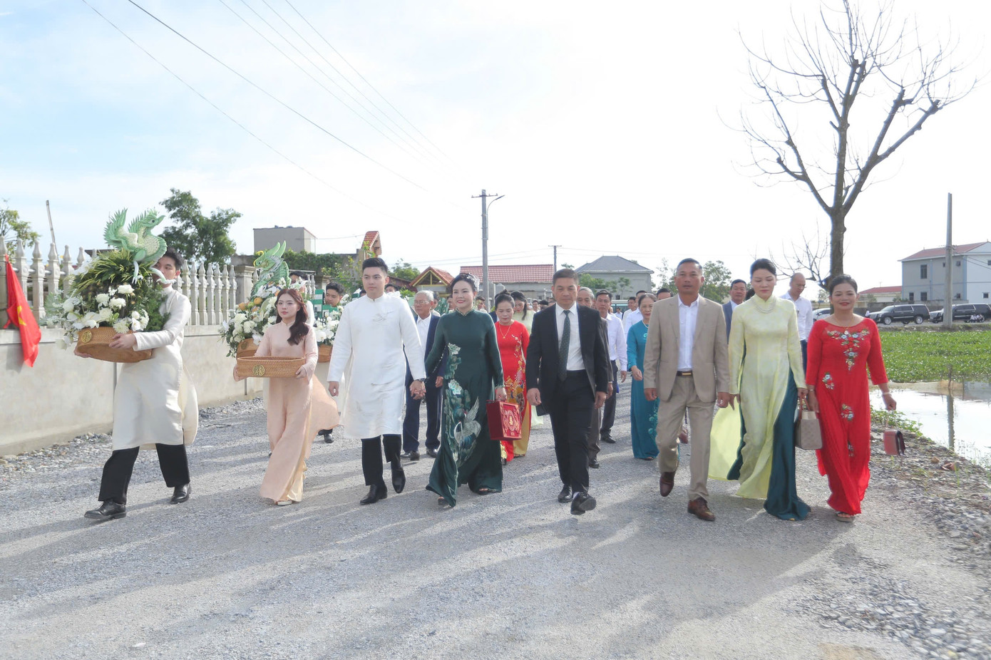 Chủ tịch tập đoàn Sơn Hải và phu nhân gây sốt - Ảnh 2.