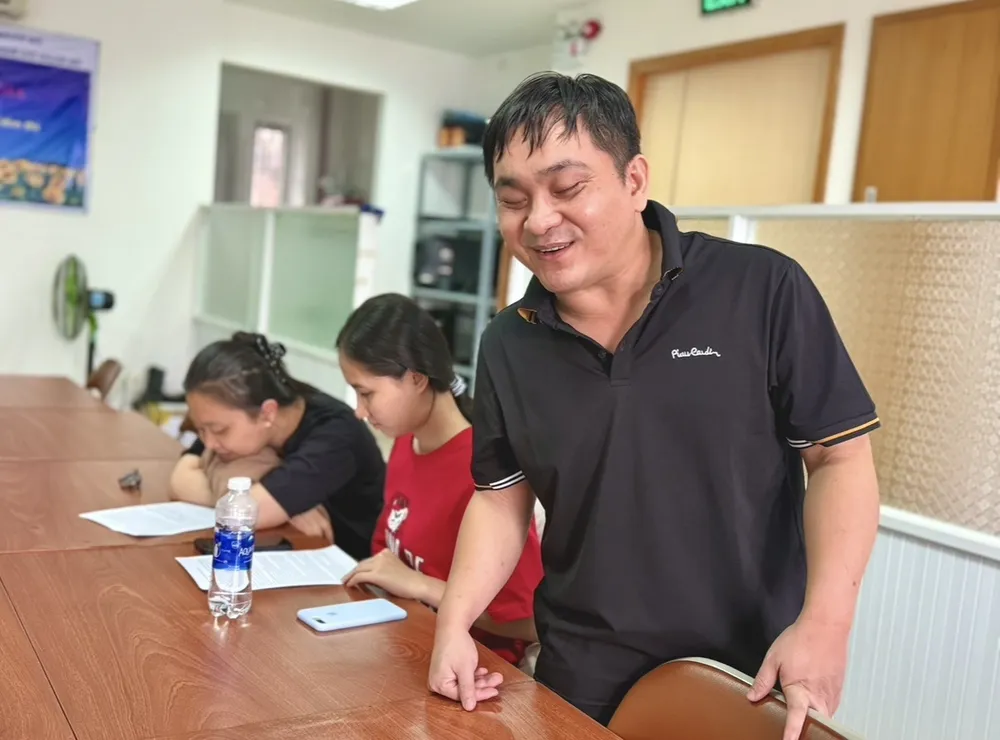 Anh Nguyễn Đình Ân là người khiếm thị, giảng dạy tại lớp học. Ảnh: HN người khiếm thị (15).jpg