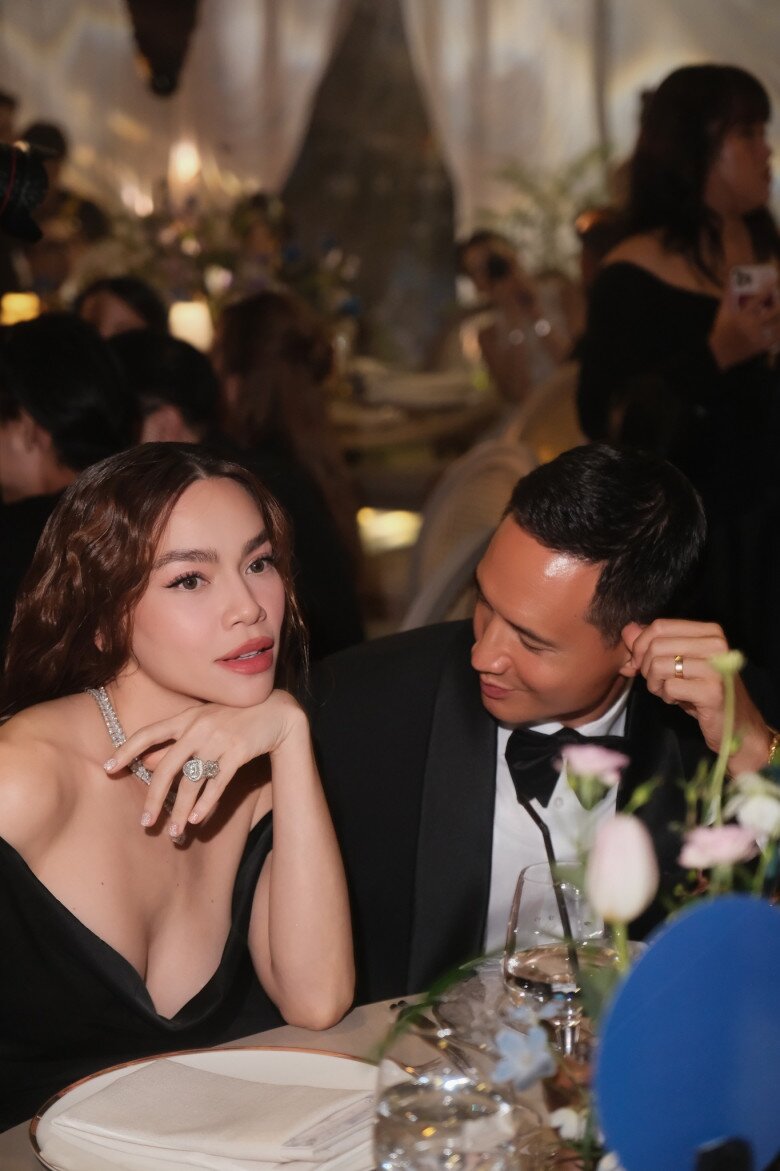 Sao Việt 24h: Đỗ Mỹ Linh vừa gặp amp;#34;bão tápamp;#34; liền được chồng Chủ tịch tặng hoa, thắc mắc ai dạy ông xã hành động lãng mạn - 5