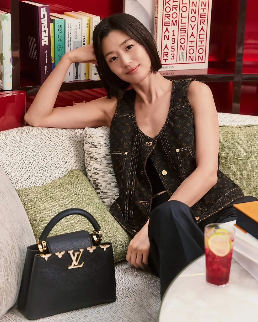 Ở tuổi U45, Jeon Ji Hyun vẫn là biểu tượng nhan sắc vượt thời gian của xứ Hàn. Không cần bí quyết xa hoa, cô chọn chăm sóc bản thân bằng kỷ luật và lối sống lành mạnh. Nhan sắc, vóc dáng và thần thái của “mợ chảnh” là minh chứng cho vẻ đẹp đến từ sự tự tin và yêu mình.