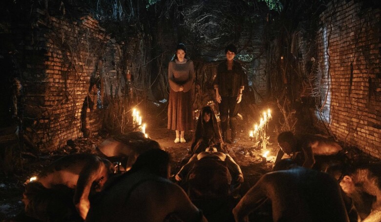 Phim cũng cài cắm, phản ánh nhiều vấn đề thời cuộc.