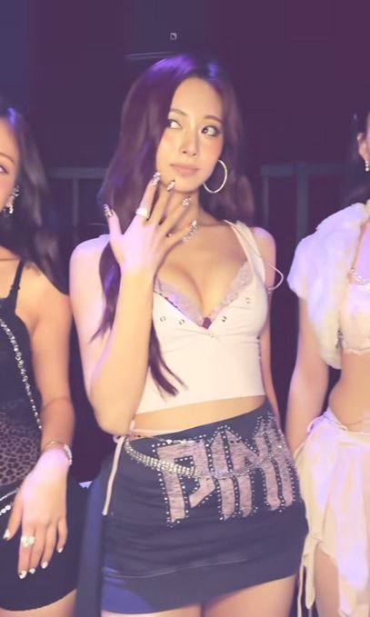 Mỹ nhân Trung đẹp nhất thế giới khoe vòng 1 bốc lửa, áo bra 1 triệu đồng lập tức “cháy hàng”- Ảnh 2.