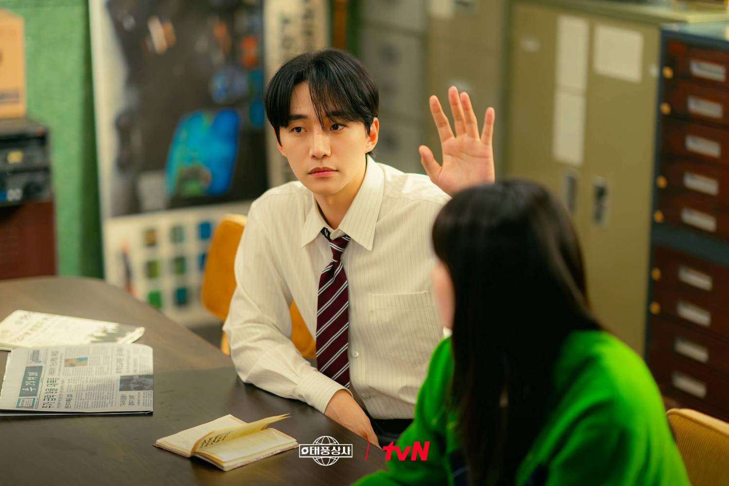 Gia đình bão tố: Phim Hàn đang chiếu hay không kém "Khi cuộc đời cho bạn quả quýt", nam nữ chính nhan sắc tuyệt đối điện ảnh lại còn diễn quá hay- Ảnh 4.