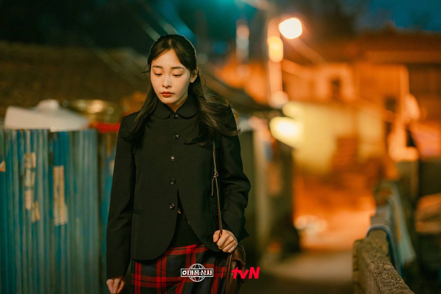 Gia đình bão tố: Phim Hàn đang chiếu hay không kém "Khi cuộc đời cho bạn quả quýt", nam nữ chính nhan sắc tuyệt đối điện ảnh lại còn diễn quá hay- Ảnh 5.