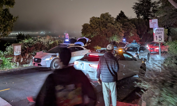 Có 50 người cùng đặt robotaxi của Waymo, nhưng không ai lên xe. Ảnh: Calvin Liang