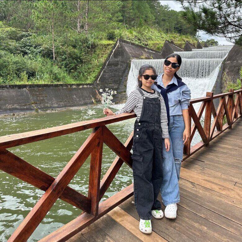 Con gái Mai Phương trổ mã cao ráo, như chị em với bảo mẫu.