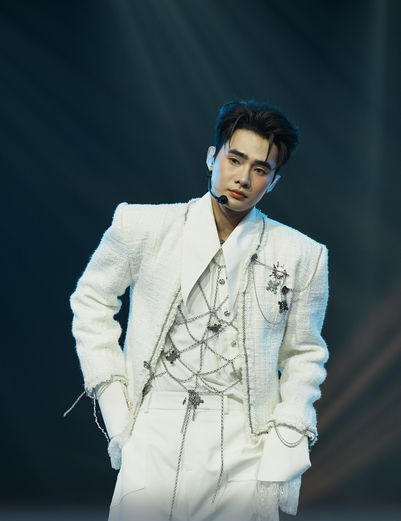 Xin đừng điểm phấn tô son lòe loẹt cho dàn Anh trai say hi - Ảnh 2.