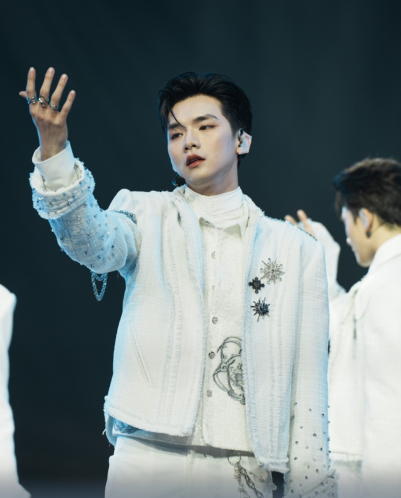 Xin đừng điểm phấn tô son lòe loẹt cho dàn Anh trai say hi - Ảnh 4.