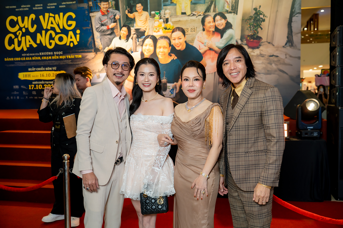 Việt Hương rưng rưng trong buổi công chiếu Cục Vàng Của Ngoại: “Má hứa tặng Băng Di cặp nhẫn cưới siêu to khổng lồ nếu chịu lấy chồng” - Ảnh 2.