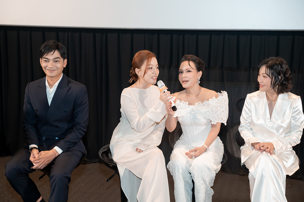 Việt Hương rưng rưng trong buổi công chiếu Cục Vàng Của Ngoại: “Má hứa tặng Băng Di cặp nhẫn cưới siêu to khổng lồ nếu chịu lấy chồng” - Ảnh 4.