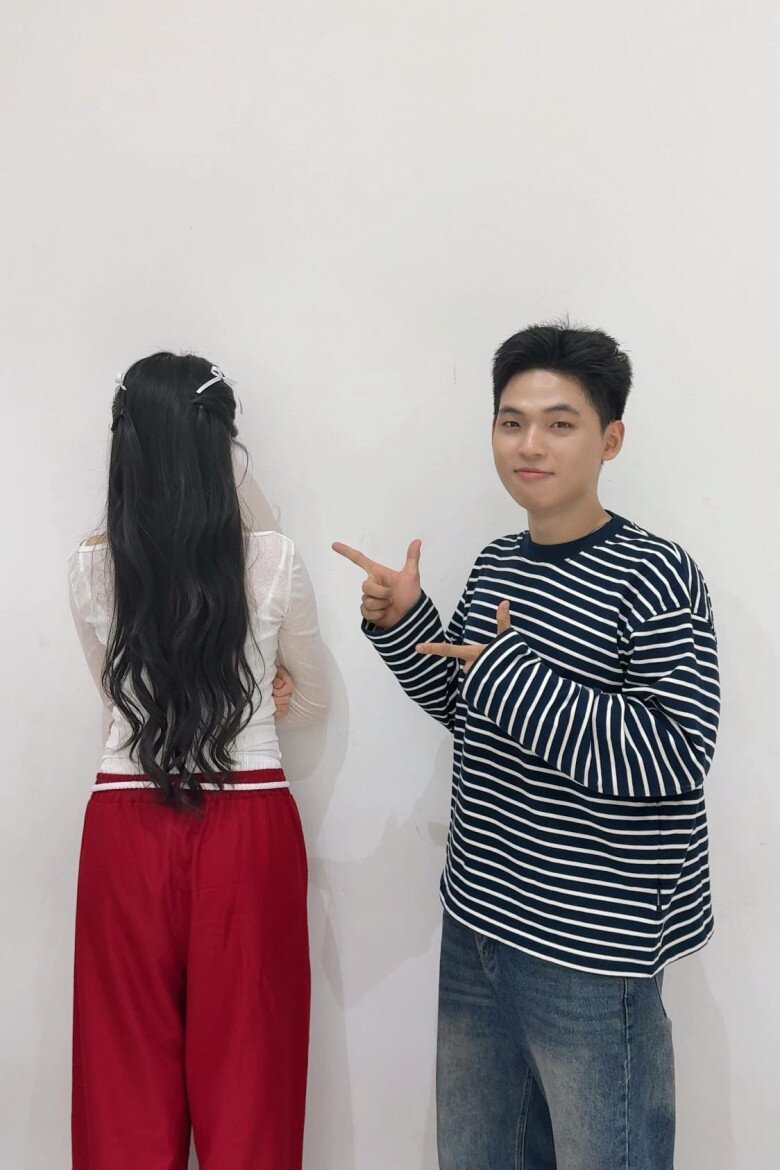 Con gái Quyền Linh rộ tin hẹn hò vì khoe ảnh nắm tay một ca sĩ, ngoại hình điển trai từng thi "The Voice Kids" 3 Khoảnh khắc Mai Chí Công chụp cùng cô gái giấu mặt được đoán là Lọ Lem.