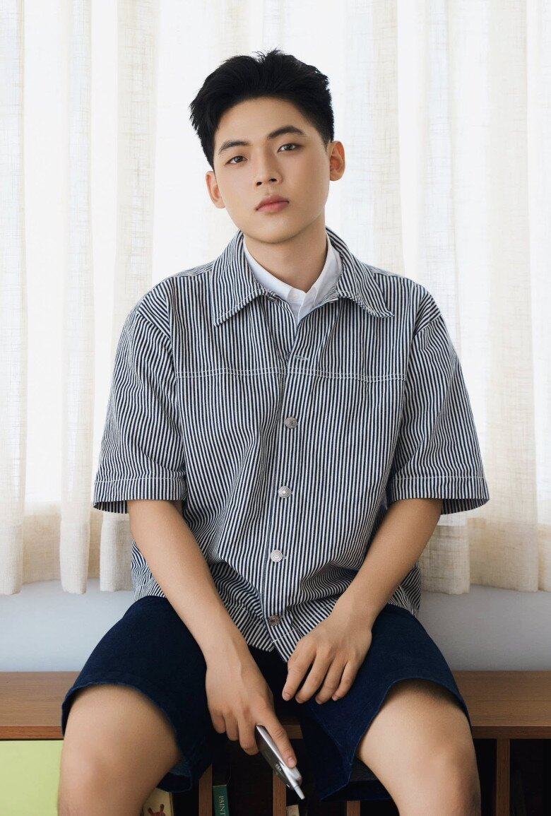 Con gái Quyền Linh rộ tin hẹn hò vì khoe ảnh nắm tay một ca sĩ, ngoại hình điển trai từng thi "The Voice Kids" 4 Mai Chí Công là ca sĩ trẻ, sinh năm 2000.