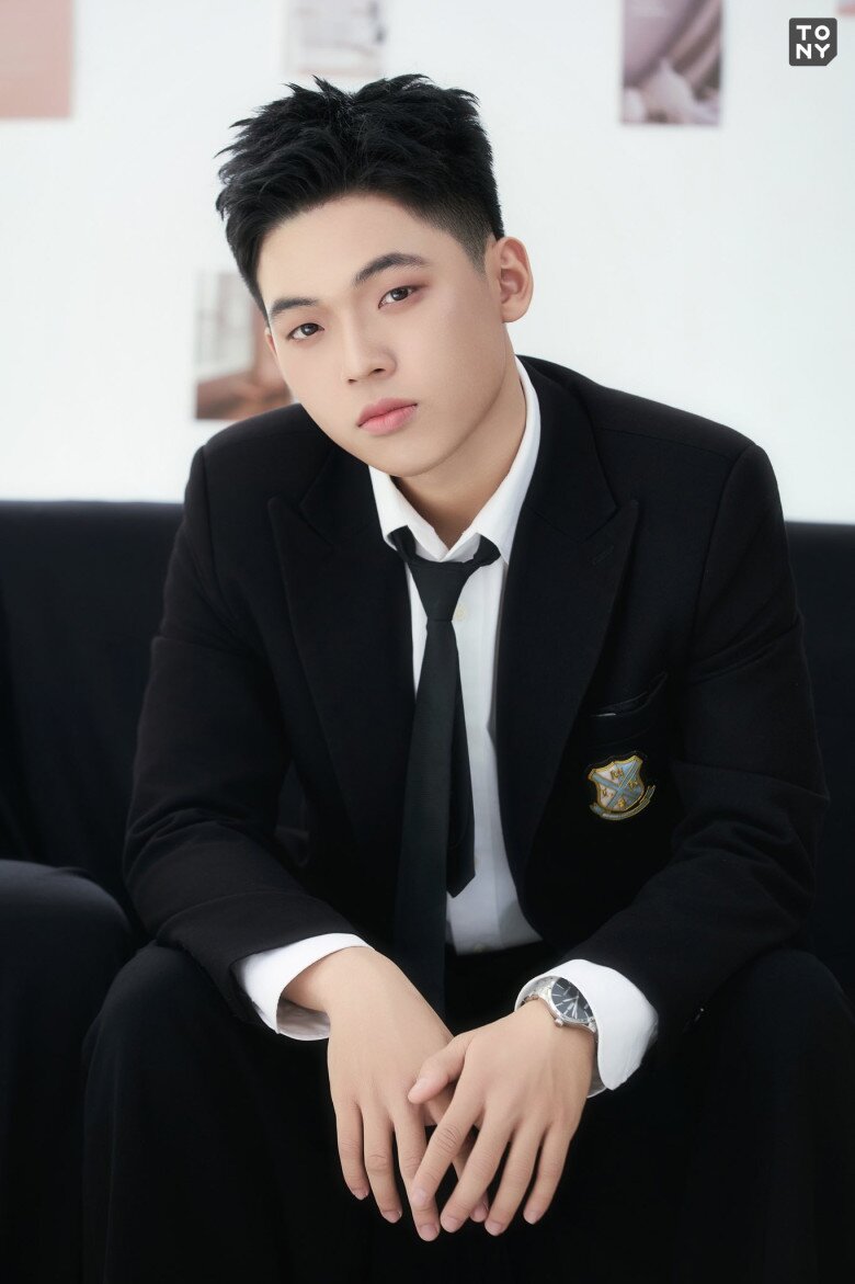 Con gái Quyền Linh rộ tin hẹn hò vì khoe ảnh nắm tay một ca sĩ, ngoại hình điển trai từng thi "The Voice Kids" 5 Nam ca sĩ từng được biết đến thông qua cuộc thi The voice kids.