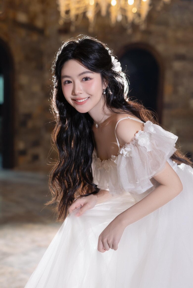 Con gái Quyền Linh rộ tin hẹn hò vì khoe ảnh nắm tay một ca sĩ, ngoại hình điển trai từng thi "The Voice Kids" 9 Con gái Quyền Linh rộ tin hẹn hò vì khoe ảnh nắm tay một ca sĩ, ngoại hình điển trai từng thi amp;#34;The Voice Kidsamp;#34; - 8