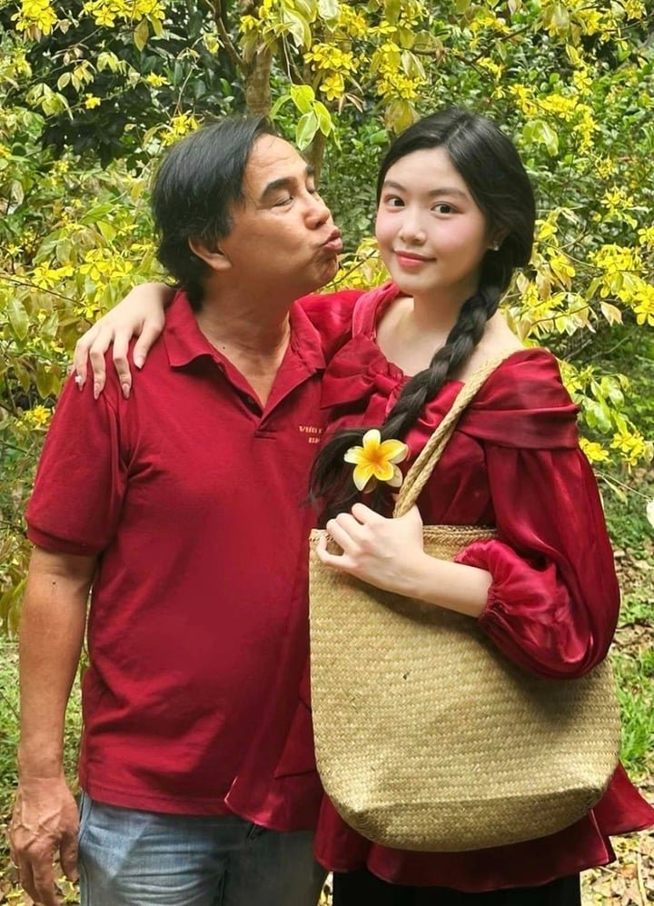 Con gái Quyền Linh rộ tin hẹn hò vì khoe ảnh nắm tay một ca sĩ, ngoại hình điển trai từng thi "The Voice Kids" 8 MC Quyền Linh cho biết ái nữ được nhiều người tỏ tình, tặng hoa.