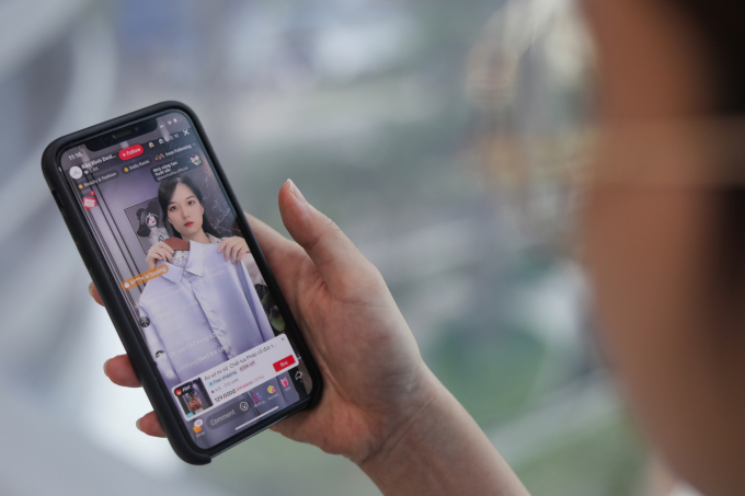 Người tiêu dùng xem livestream bán hàng qua mạng xã hội. Ảnh: Thành Nguyễn