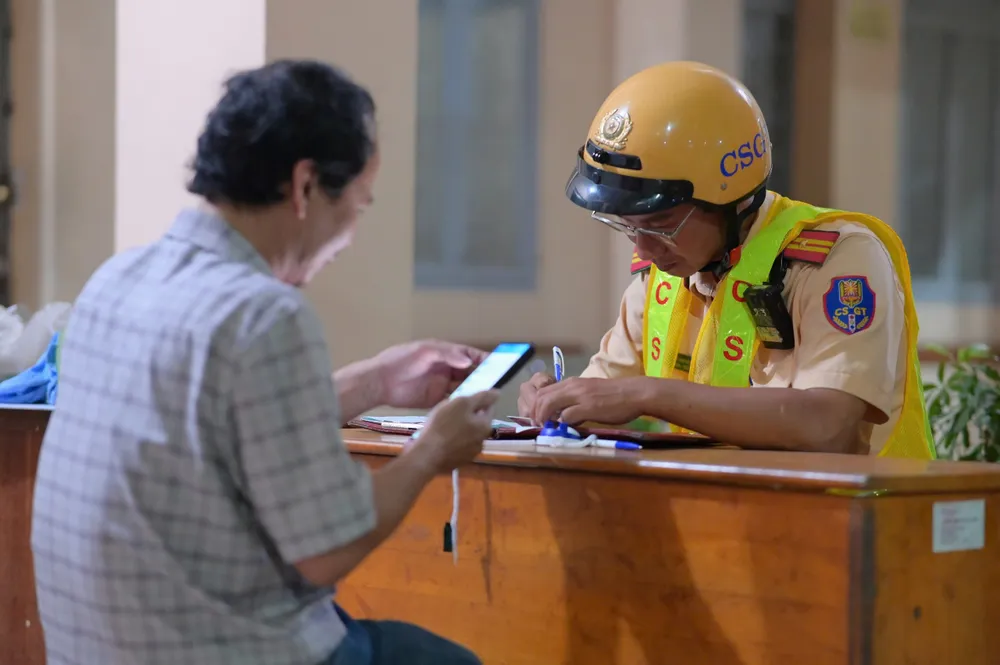 Ông ĐMG (47 tuổi, ngụ TP.HCM) sau khi uống rượu bia chạy xe máy đi tìm con thì gặp CSGT kiểm tra nồng độ cồn. Ảnh: PHẠM HẢI vi-pham-nong-do-con-vuot-muc-kich-khung-tai-xe-noi-chap-nhan-bo-xe.jpg