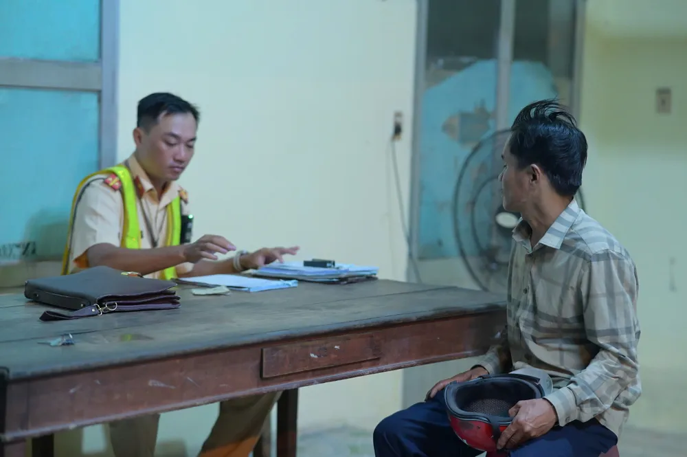 Ông NĐP (ngụ phường Biên Hòa, tỉnh Đồng Nai) vi phạm nồng độ cồn 0,705 mg/l khí thở, vượt gần gấp đôi mức kịch khung theo quy định. Ảnh: PHẠM HẢI vi-pham-nong-do-con-vuot-muc-kich-khung-tai-xe-noi-chap-nhan-bo-xe.jpg