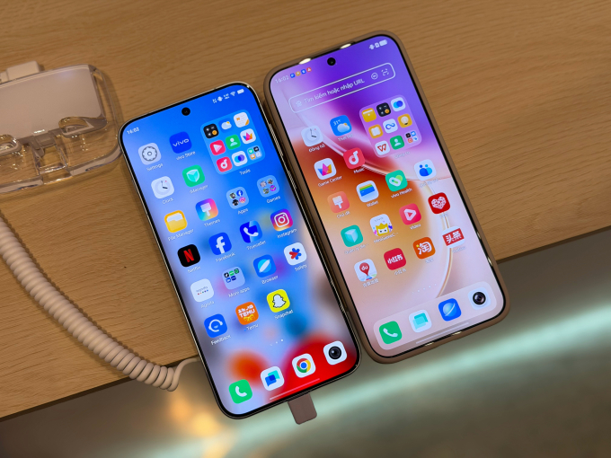 Giao diện OriginOS 6 trên chiếc X300 Pro bản quốc tế (trái) lược bớt một số ứng dụng vốn chỉ dùng được tại Trung Quốc, đồng thời bổ sung một số ứng dụng của Google. Ảnh: Lưu Quý