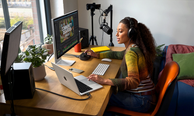 MacBook Pro 14 inch kết nối ra màn hình Studio Display.