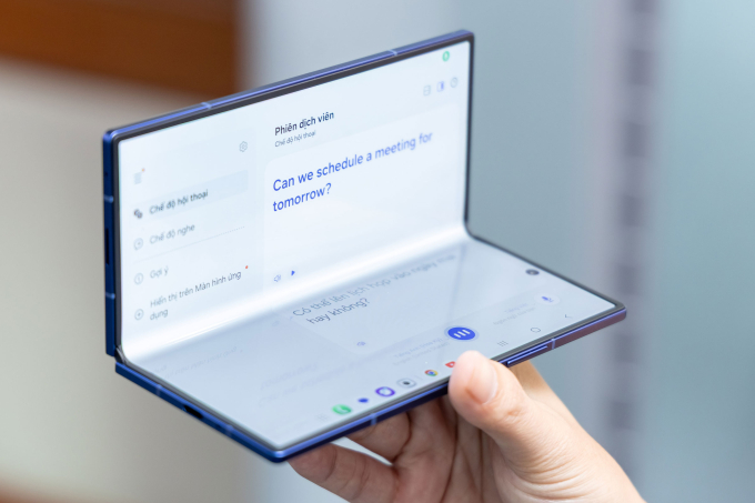 Tính năng phiên dịch trực tiếp trên Galaxy Z Fold7. Ảnh: Samsung