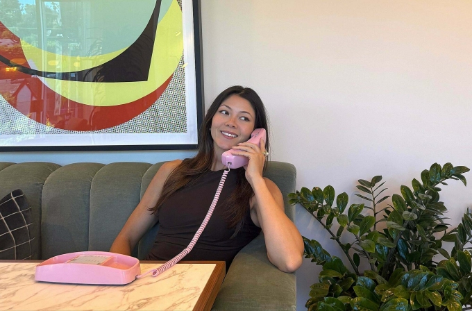 Catherine Goetze sử dụng điện thoại cố định Bluetooth. Ảnh: Physical Phones