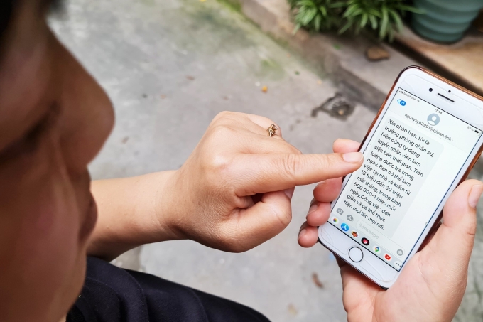 Người dùng di động nhận được tin nhắn lừa đảo việc làm online. Ảnh: Trọng Đạt