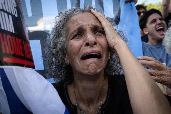 Bà Anat Harlev, một người dân Tel Aviv, khóc nức nở khi nghe tên con tin cuối cùng trong số 20 con tin đã được trả tự do. Ảnh: THE NEW YORK TIMES