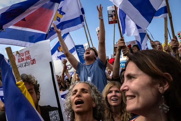 1760763759 346 Chum anh Nu cuoi va nuoc mat ngay tro ve.webp